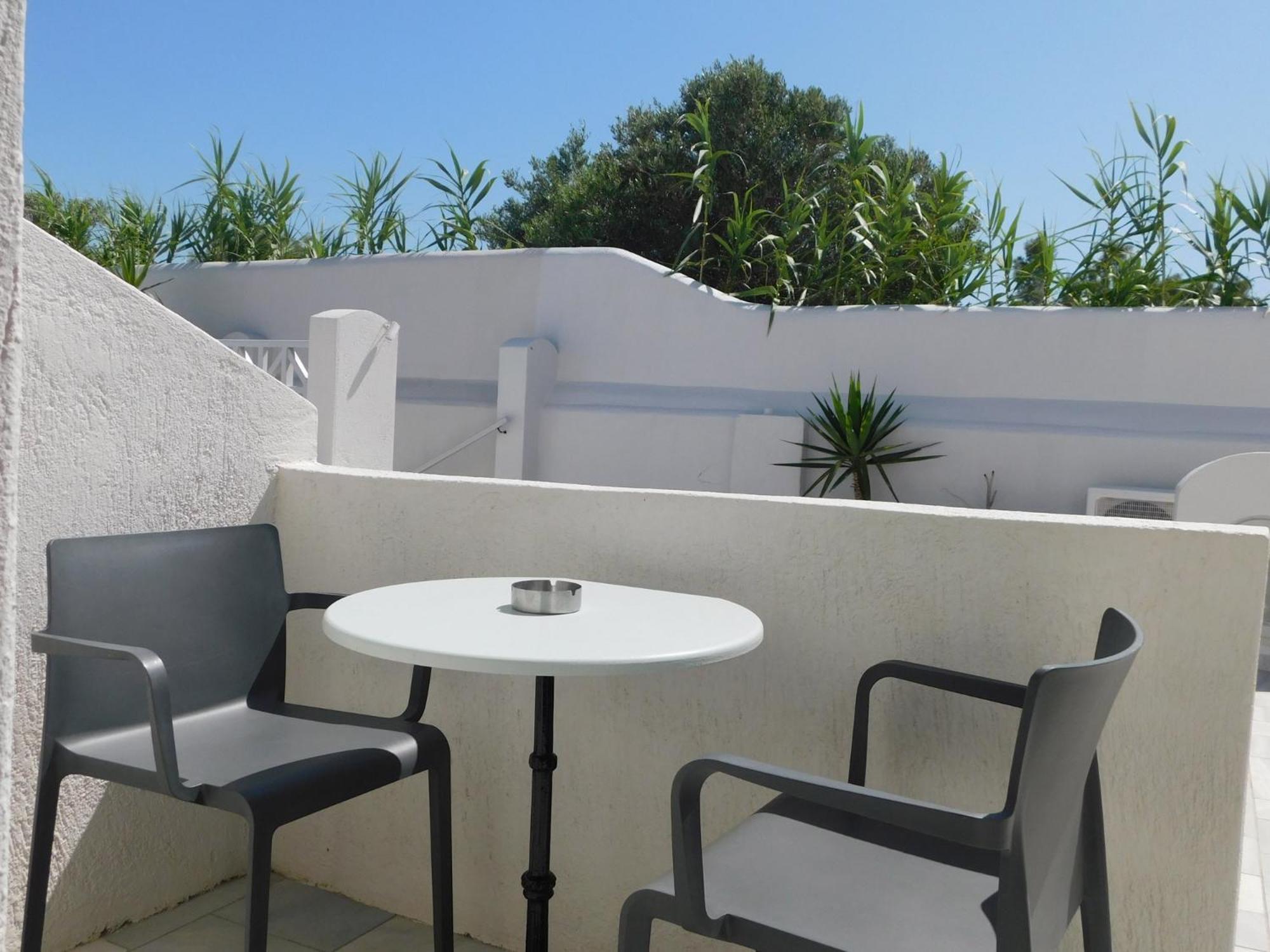 Happy Fish Rooms- Beachfront Perissa  Exterior photo